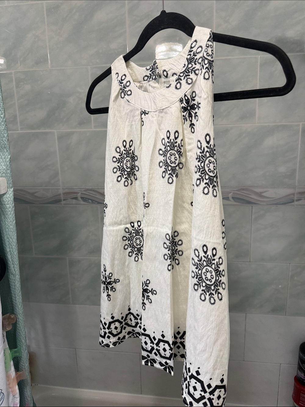 Source Unknown White Sleeveless Embroidered Blouse with Black Pattern